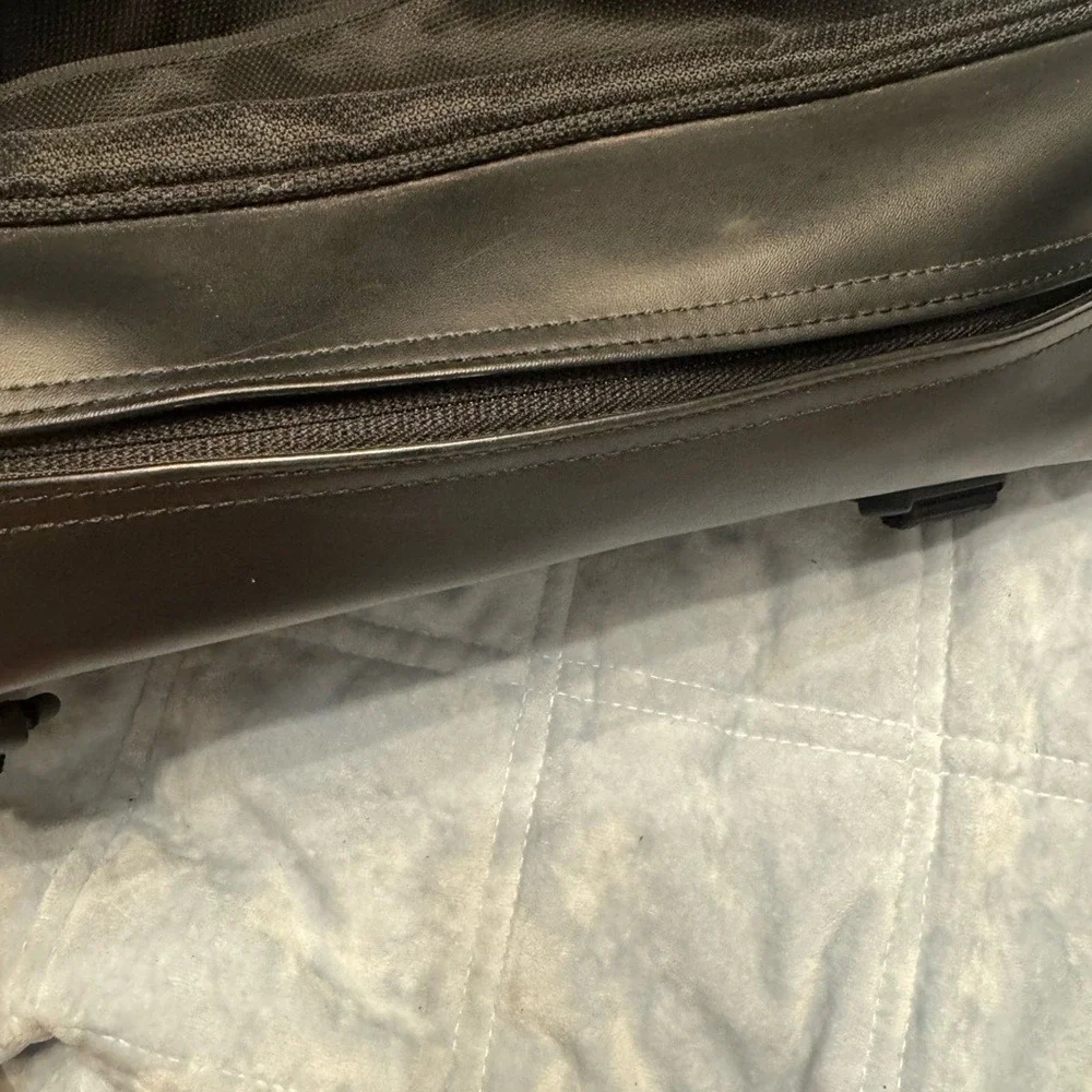 Tumi Black Messenger Bag‎ Briefcaae
